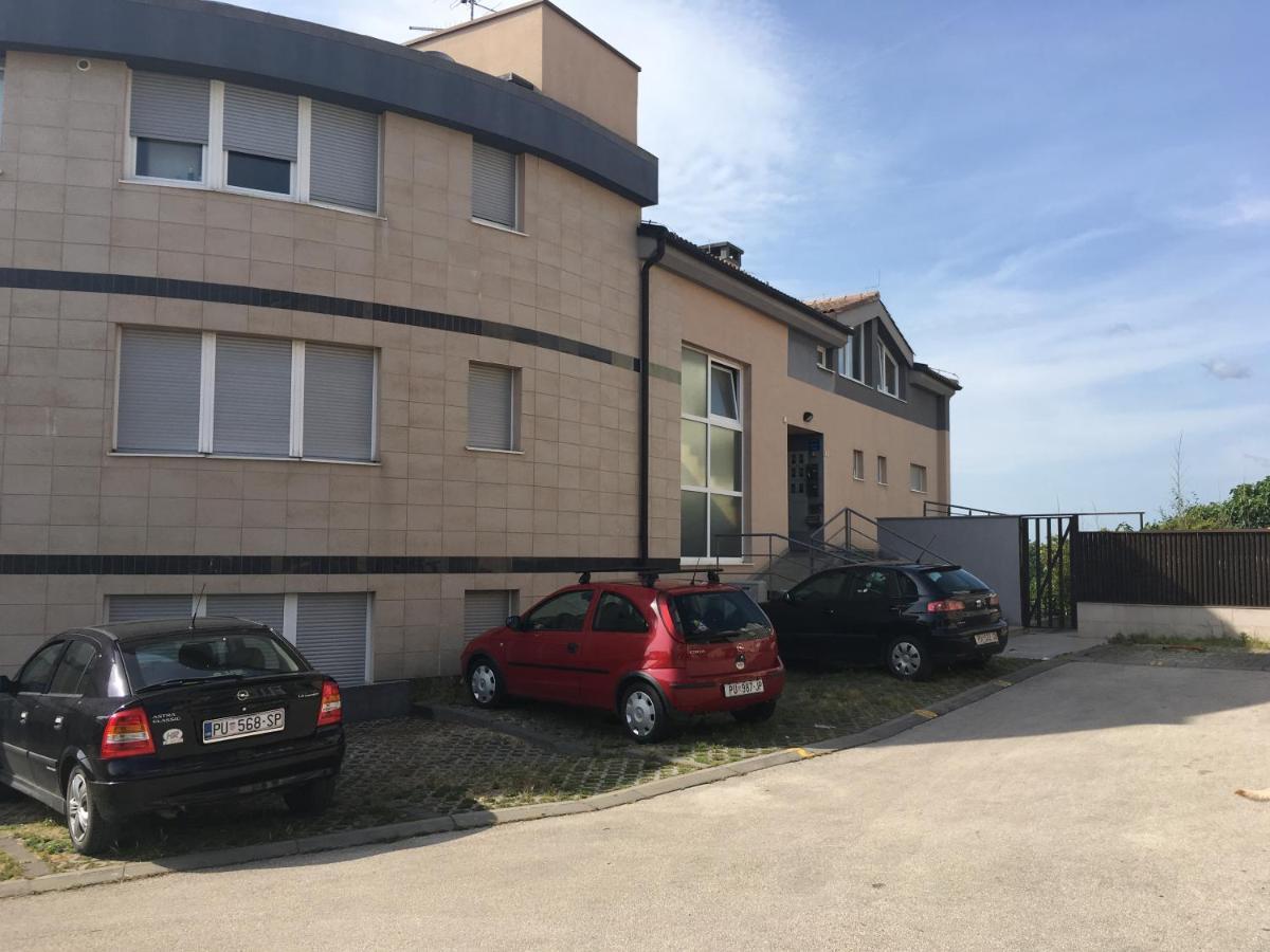 Apartman Luka Pula Exterior foto